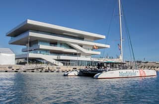 Valencia: Segelkatamaran-Bootsfahrt mit Mittagessen