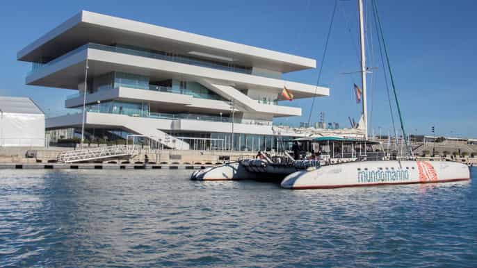 Valencia: crucero en catamarán con almuerzo valenciano