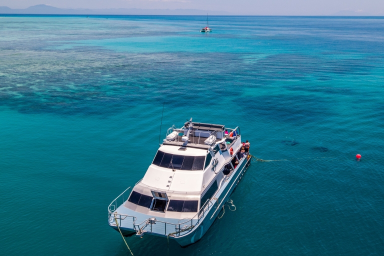 Cairns: Outer and Coral Cay Snorkel and Dive Cruise Great Barrier Reef 2-Stop Cruise & 2 Introductory Dives