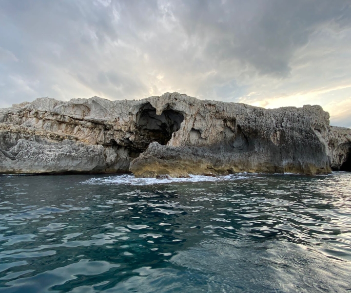 Siracusa: excursión en barco por la isla de Ortigia y las cuevas marinas