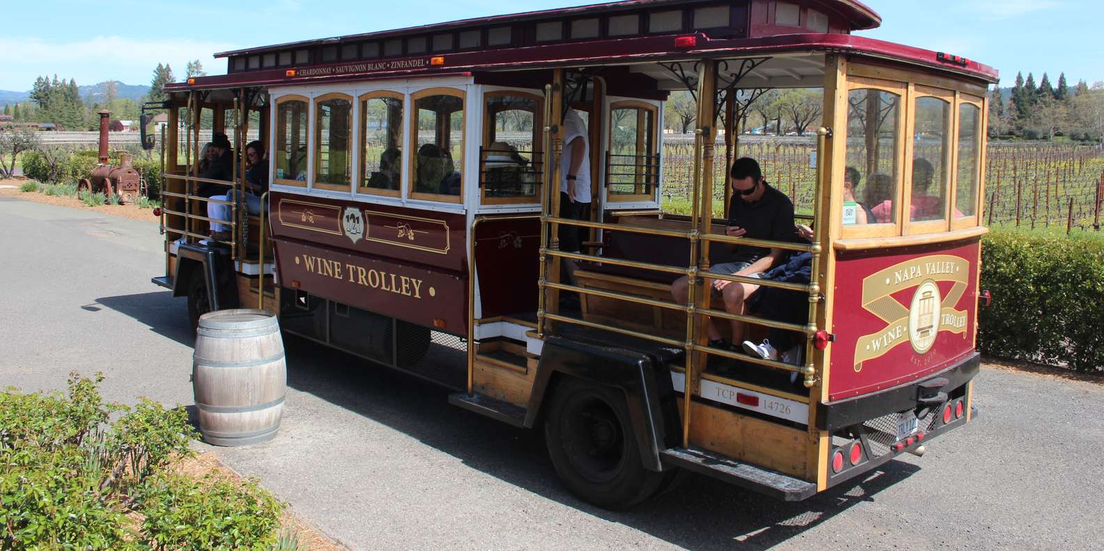 Napa Valley: Wine Tasting Tour by Open Air Trolley & Lunch