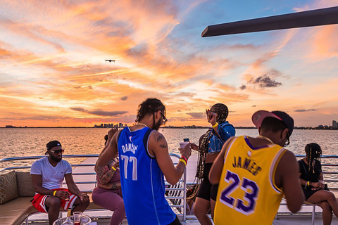 Miami: A melhor festa em barco, ônibus de festa e entrada em boateBoat Party Simple - Todas as taxas incluídas