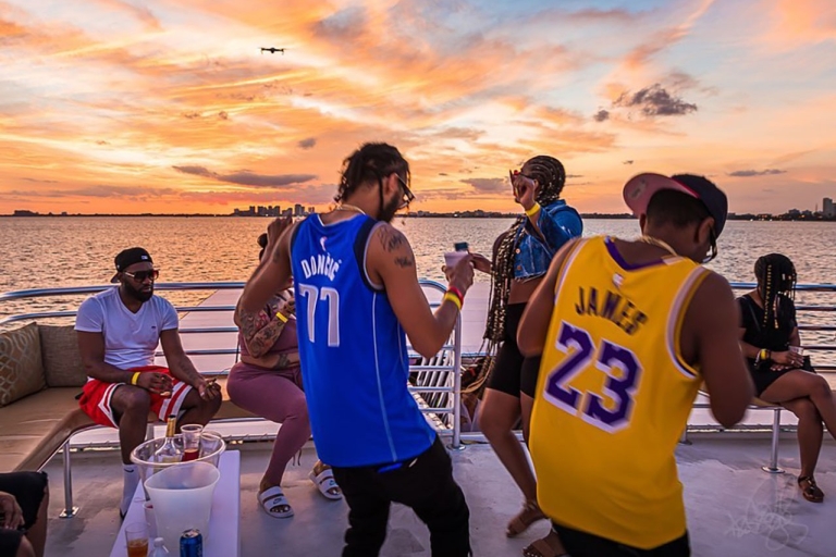 Miami: Bootsparty mit Open Bar und Live-DJ