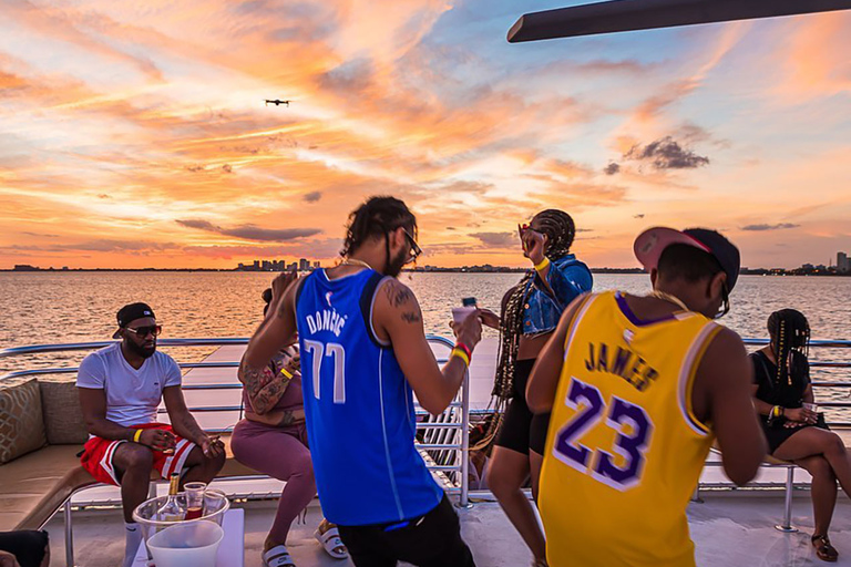 Miami: A melhor festa em barco, ônibus de festa e entrada em boateBoat Party Simple - Todas as taxas incluídas