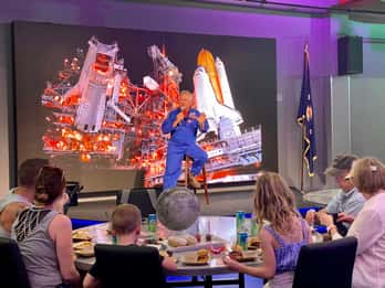 Centrum Kosmiczne im. Kennedy'ego: Porozmawiaj z astronautą z wstępem