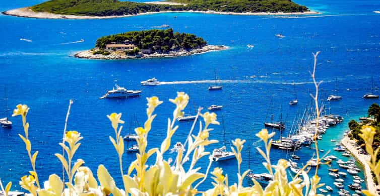 Da Spalato Blue Cave E Hvar In Barca Di Lusso Getyourguide