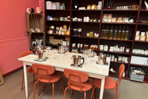 Utrecht: Cocktail candle workshop with cocktail and snacks