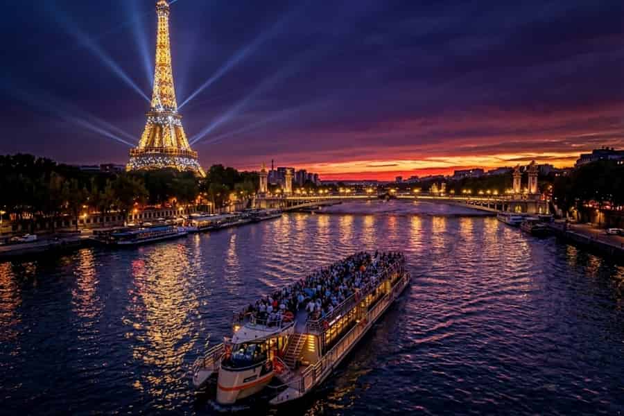 Paris: 1-stündige Sightseeing-Bootsfahrt mit Eis oder Crêpe. Foto: GetYourGuide Paris: 1-stündige Sightseeing-Bootsfahrt mit Eis oder Crêpe. Foto: GetYourGuide