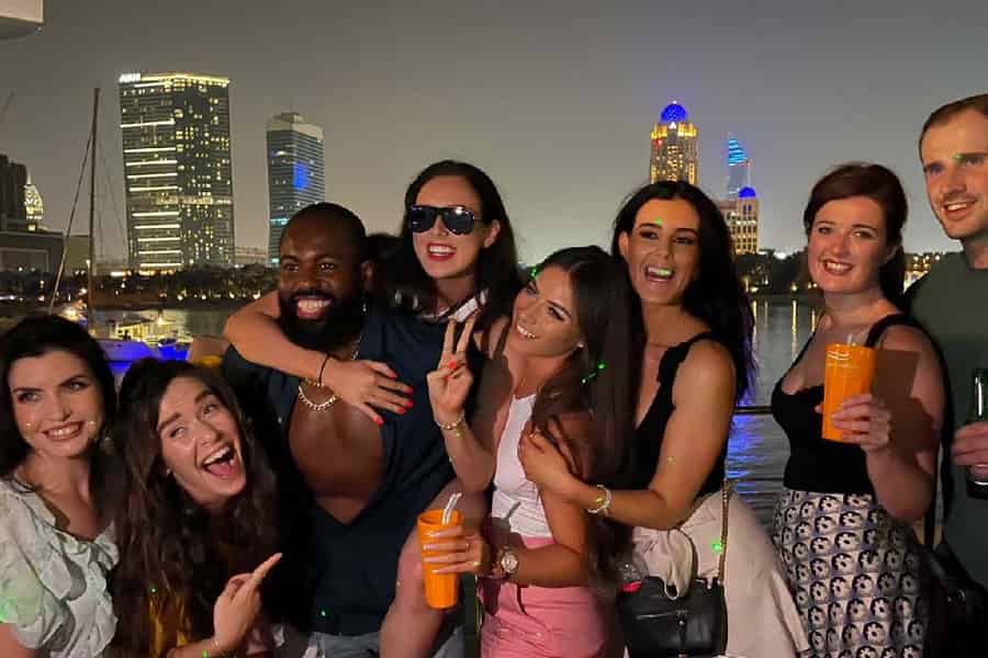 Dubai: Marina Yacht Party mit BBQ, unbegrenzten Getränken und DJ. Foto: GetYourGuide