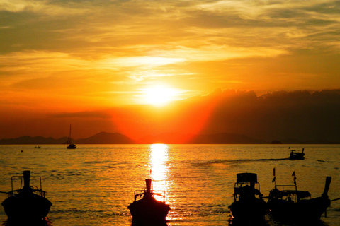 Krabi: Passeio ao pôr do sol nas 7 ilhas com jantar com churrasco e mergulho com snorkelPonto de encontro na praia de Railay