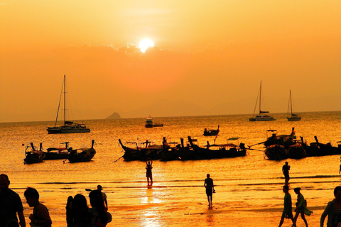 Krabi: 7 Islands Sunset Tour z kolacją BBQ i nurkowaniem z rurkąMiejsce zbiórki na Railay Beach