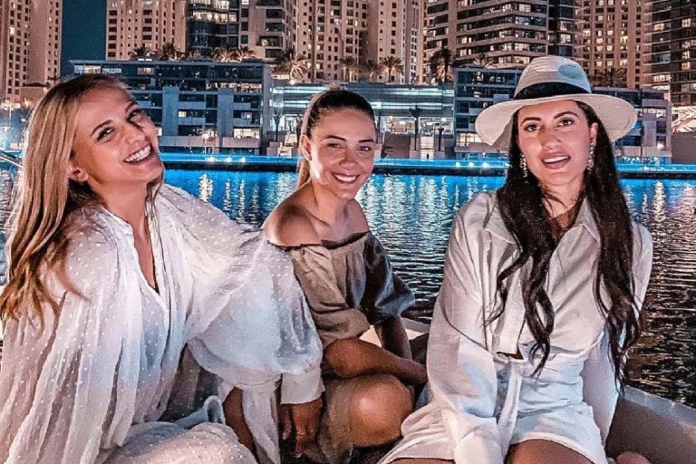 Dubái: fiesta en un yate en la marina con barbacoa y bebidas ilimitadas