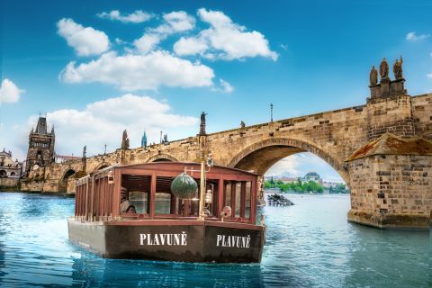 Praga: crociera in battello sul fiume e tour guidato con drink