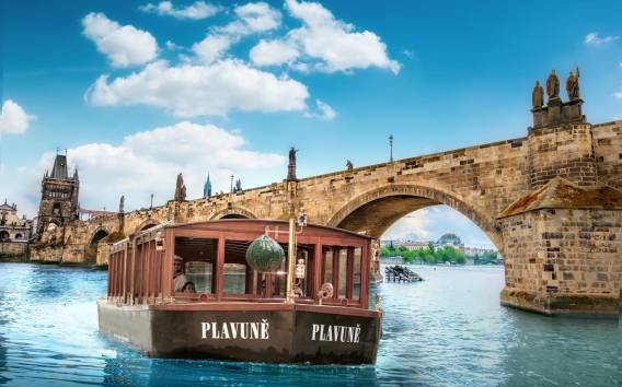 Prag: Bootsfahrt auf dem Fluss und geführte Tour mit Getränk