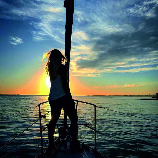 Lisbona: giro in barca a vela al tramonto con vino
