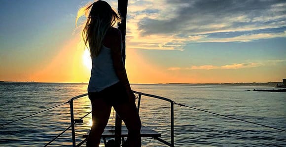 Lisbon: Sunset Sailing Cruise with Wine