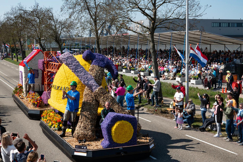 Amsterdam: Flower Parade Grandstand Seat and Keukenhof Tour Amsterdam: Flower Parade Grandstand + Keukenhof Gardens Tour