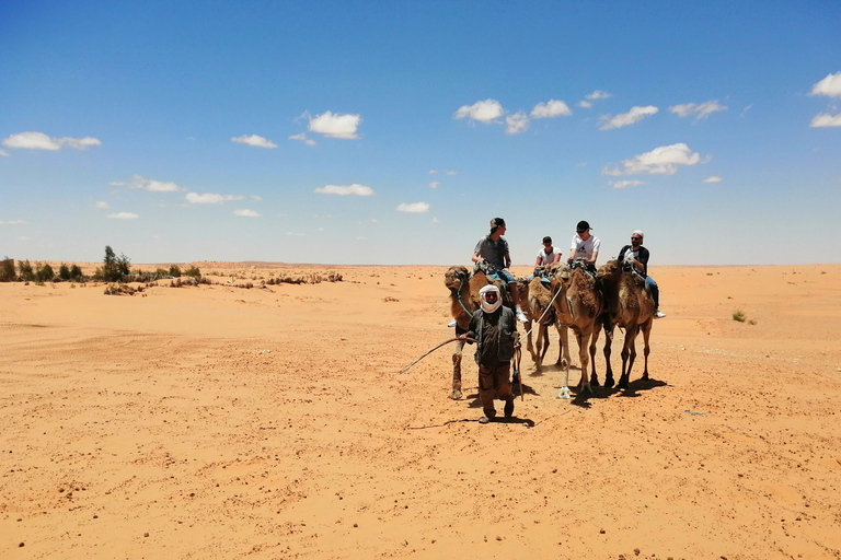 Desde Djerba: pueblos y aguas termales de Ksar Ghilane de día completo