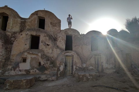 Djerba: 1-Tages-Tour nach Ksar Ghilane und BerberdörferAb Djerba: Tagestour mit Kamelritt, warmen Quellen und mehr