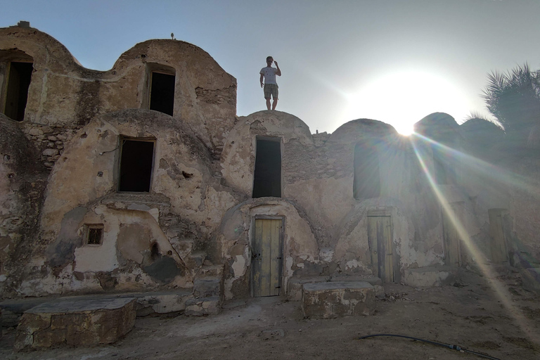 Djerba: Tour di un giorno di Ksar Ghilane e villaggi berberi con pranzoDjerba: tour di 1 giorno con giro in cammello, sorgenti termali e altro ancora