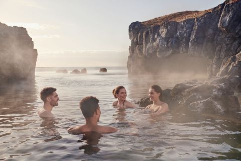 Fra Reykjavik: Golden Circle Tour og Sky Lagoon Bath