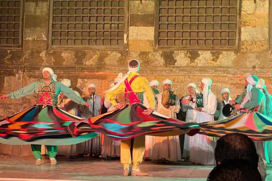 Kairo: Ägyptisches Erbe Tanoura Tanztruppe Show. Foto: GetYourGuide Kairo: Ägyptisches Erbe Tanoura Tanztruppe Show. Foto: GetYourGuide