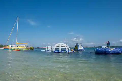 Ilha das Conchas: Excursão de aventura no catamarã do corsário