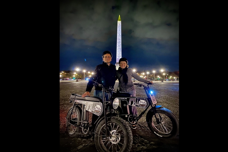 Parijs: Eiffeltoren en Notre Dame Night Tour per e-bike