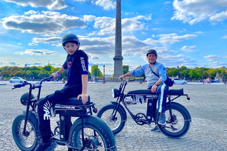 Paris: Eiffel Tower and Notre Dame Night Tour by E-Bike