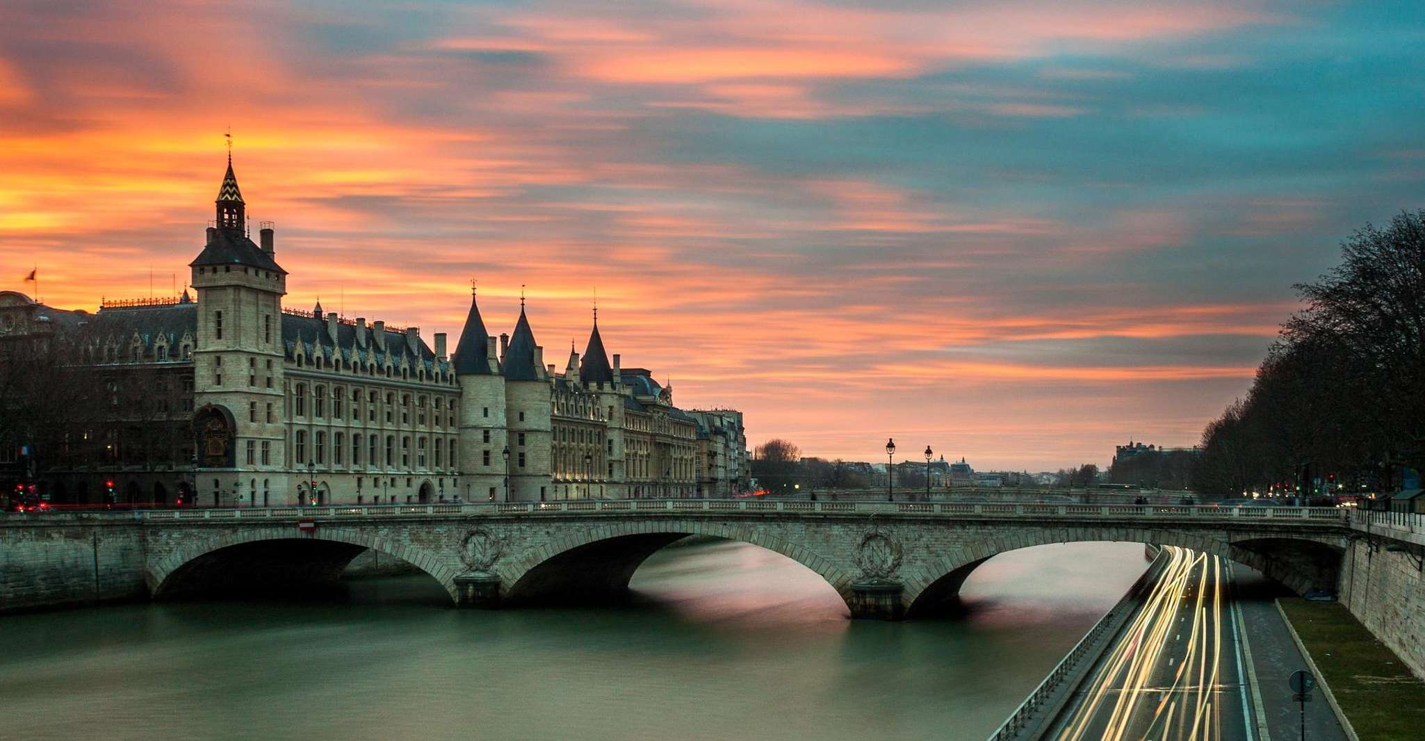 Paris , Walking tour Notre Dame with local guide - Hizvo