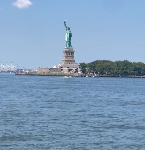 NYC Visita Guiada A La Estatua De La Libertad Y La Isla Eliss En Ferry