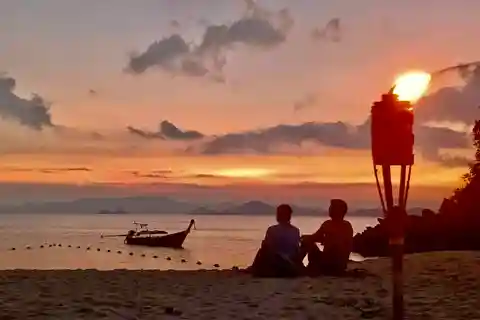 Krabi: Koh Hong Sunset Tour w/ Buffet Dinner & Nachtschnorcheln