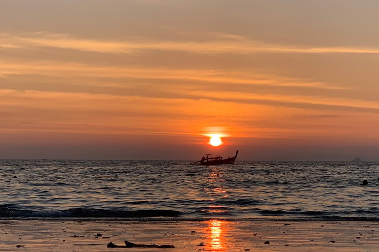 Krabi: 7 Islands Sunset Tour z kolacją BBQ i nurkowaniem z rurkąMiejsce zbiórki na Railay Beach