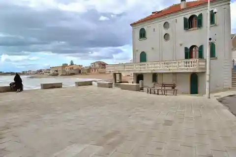 Da Catania: Tour di un giorno del Commissario Montalbano con audioguida