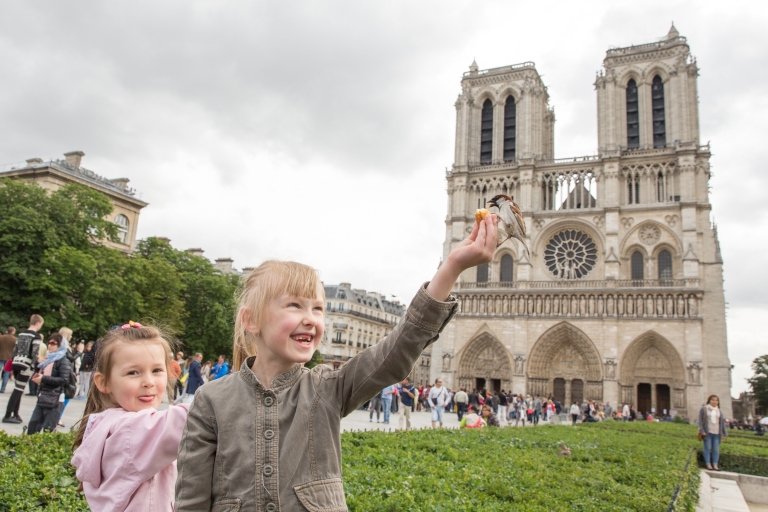 Paris: Private Museum and Highlights Tour for Families