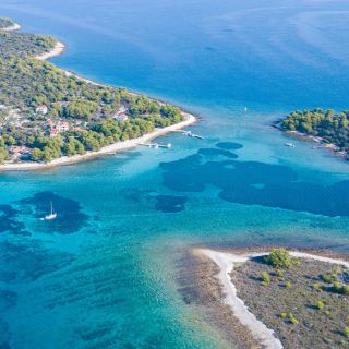 Trogir: White Lagoon, Maslinica & Blue Lagoon Speedboat Tour