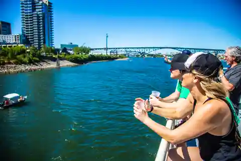 Portland: Happy Hour Sightseeing Cruise