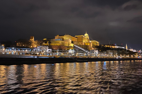 Budapeste: Cruzeiro noturno e jantar com drinque de boas-vindasNovo Menu Vegetariano