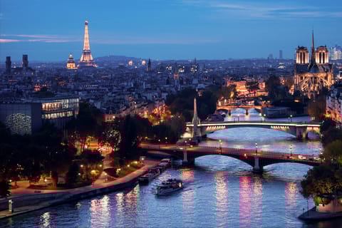Paris: Romantic Evening Cruise & Montmartre Self-Guided Tour