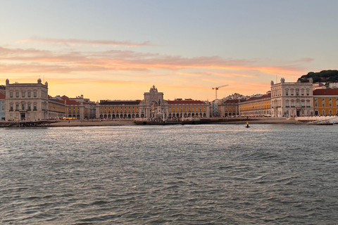 Sunset aboard a sailboat in Lisbon! Sunset aboard a sailing boat in Lisbon!
