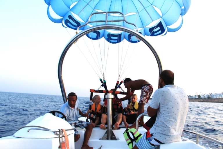 Hurghada : Bateau en verre et parachute ascensionnel avec les sports nautiqueshurghada : Bateau en verre et parachute ascensionnel avec Watersports