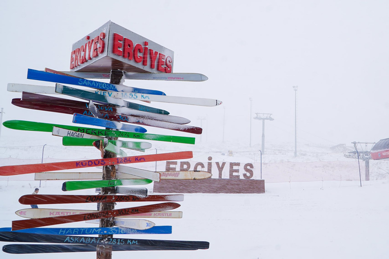 Kappadokien: Berg Erciyes Skifahren und Snowboarden TourTransfer, Mittagessen, gesamte Ausrüstung und 1-stündige Skistunde