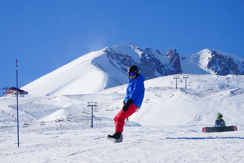 Kappadokien: Berg Erciyes Skifahren und Snowboarden TourTransfer, Mittagessen, gesamte Ausrüstung und 1-stündige Skistunde