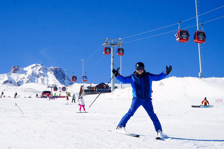 Kappadokien: Berg Erciyes Skifahren und Snowboarden TourTransfer, Mittagessen, gesamte Ausrüstung und 1-stündige Skistunde