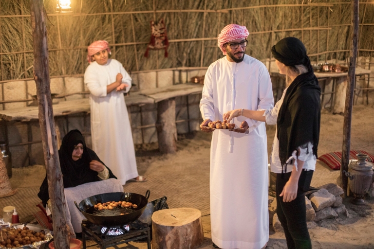 Al Qudra: experiencia en el oasis de Al Marmoom con cena beduinaTienda árabe con cena y traslados