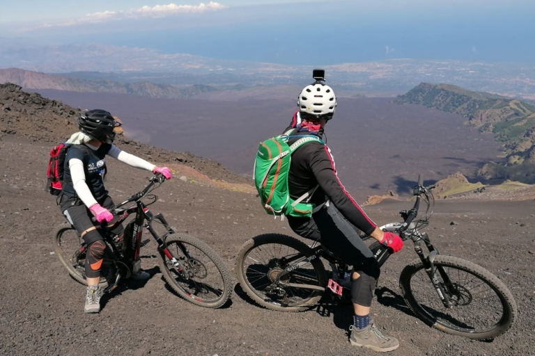 Catania: tour en bicicleta por la cima del monte EtnaTour compartido en bici a la cima del monte Etna en italiano