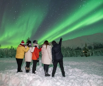 Tromsø: Aurora Safari Chase by big bus with Camp meal