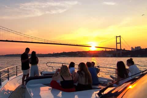 Istambul: cruzeiro ao pôr do sol no Bósforo em um iate luxuoso