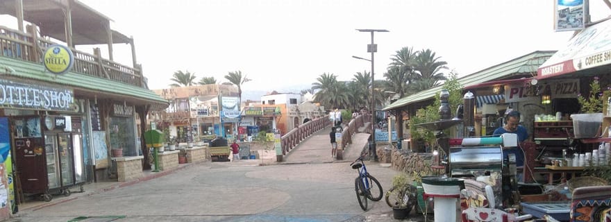 Depuis Sharm : Excursion à Dahab avec safari dans le désert et balade à dos de chameau