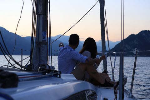 Lago Como: Vela romántica y experiencia al atardecer